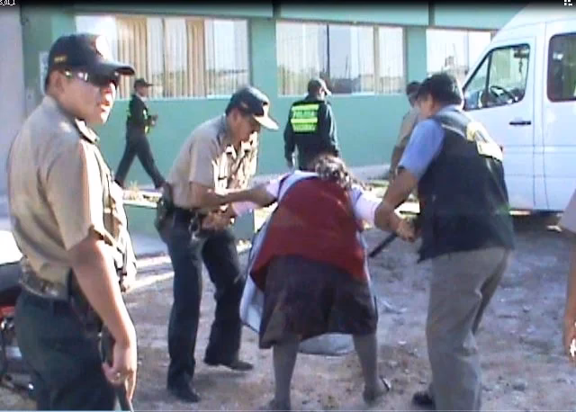 ¿Por qué la policía se enfrenta con manifestantes en el aeropuerto de Arequipa?