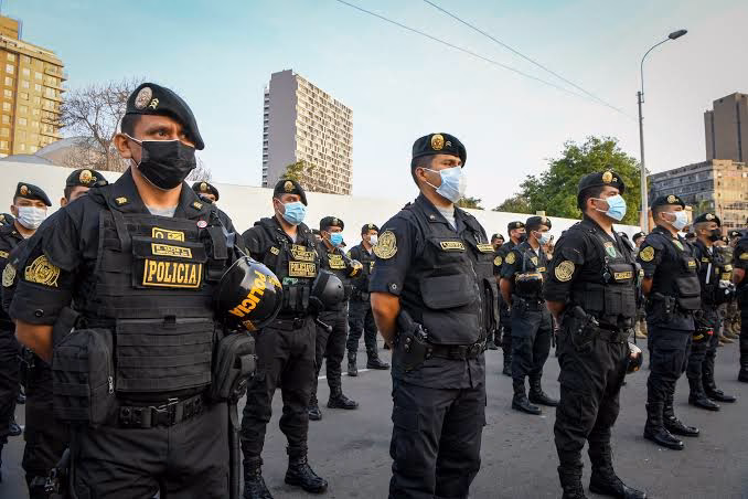 ¿Cuál es la actitud negativa hacia los programas policiales?