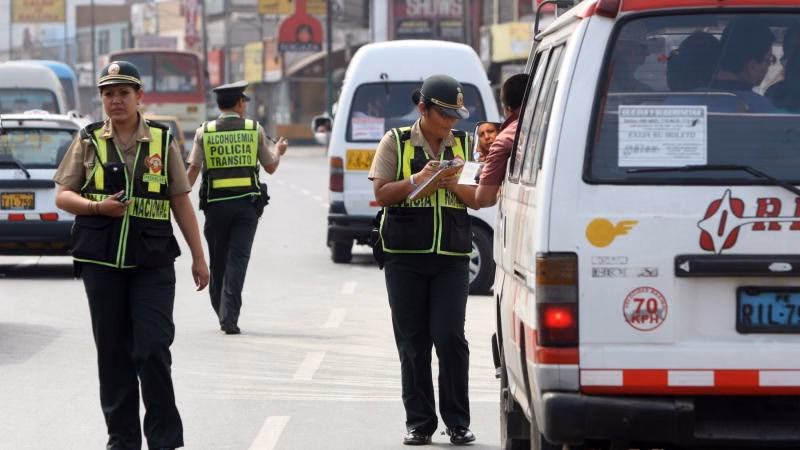 ¿Qué relación especial tiene el personal policial con su institución?