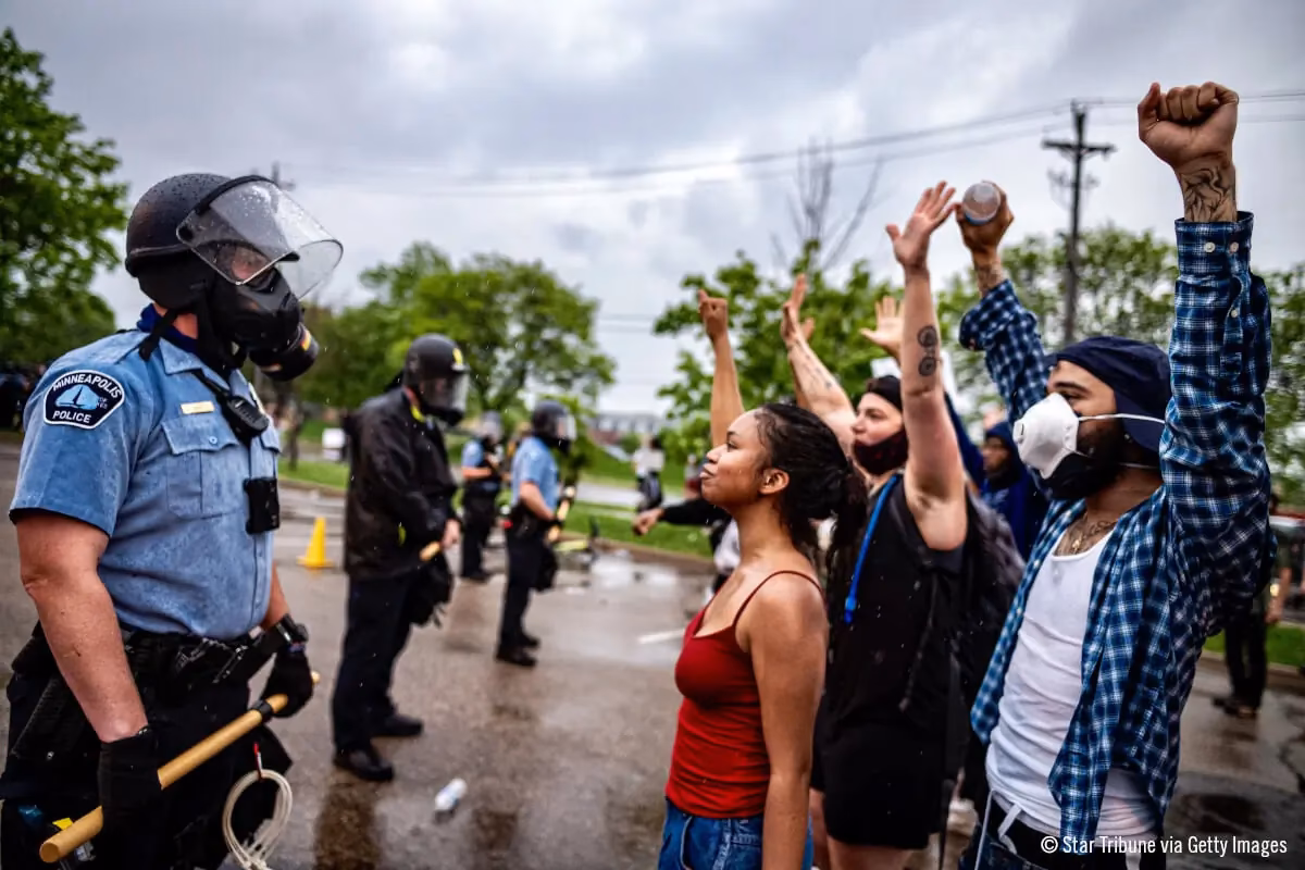 ¿Qué hace el efectivo policial si el requerido acredita su identificación?