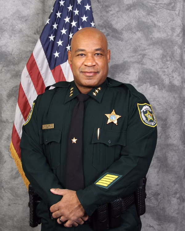 ¿Cuál es la diferencia entre un policía y un alguacil?