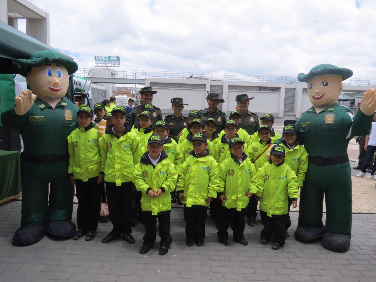 ¿Cuál es el requisito de acceso a la Policía Nacional?