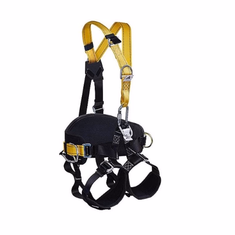 ¿Cómo absorbe el arnés de seguridad las fuerzas en una caída?