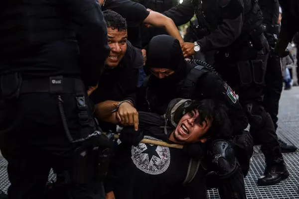 ¿Por qué dos mujeres fueron arrestadas por la policía antinarcóticos?