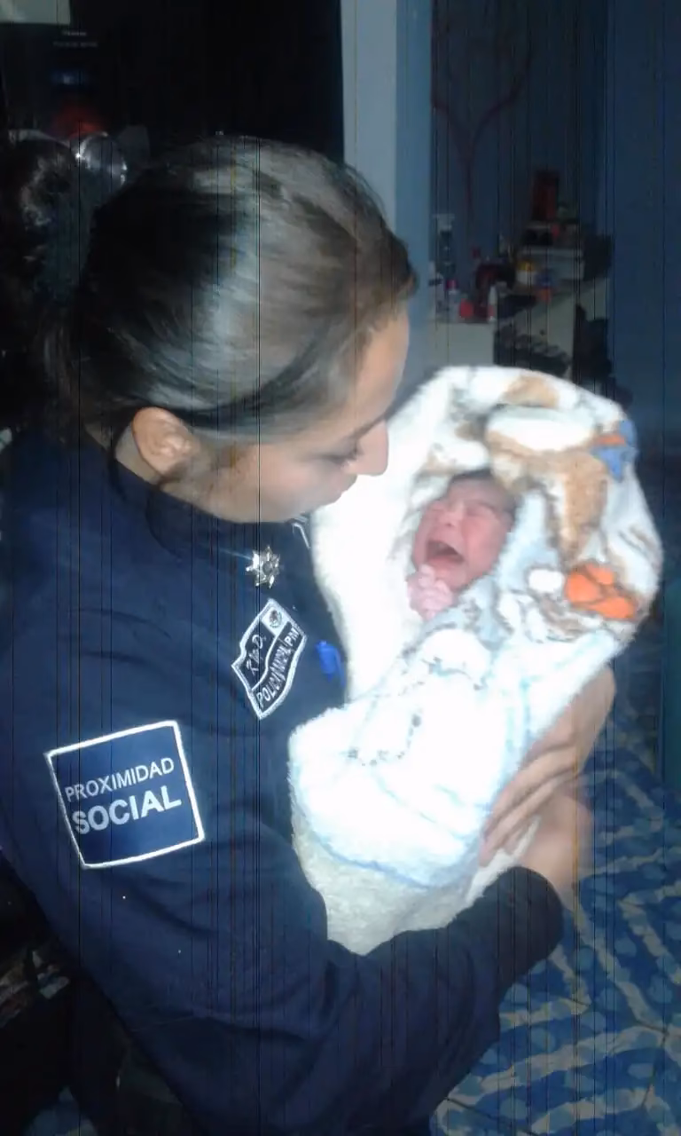 ¿Qué pasó con un recién nacido en brazos?