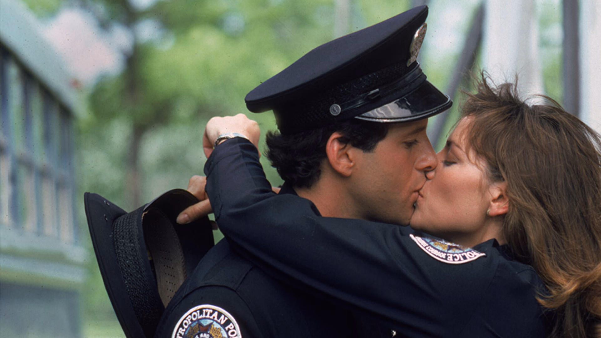 ¿Qué le pasó a un agente de la Policía Nacional que dio un beso en la mejilla a una Deten?