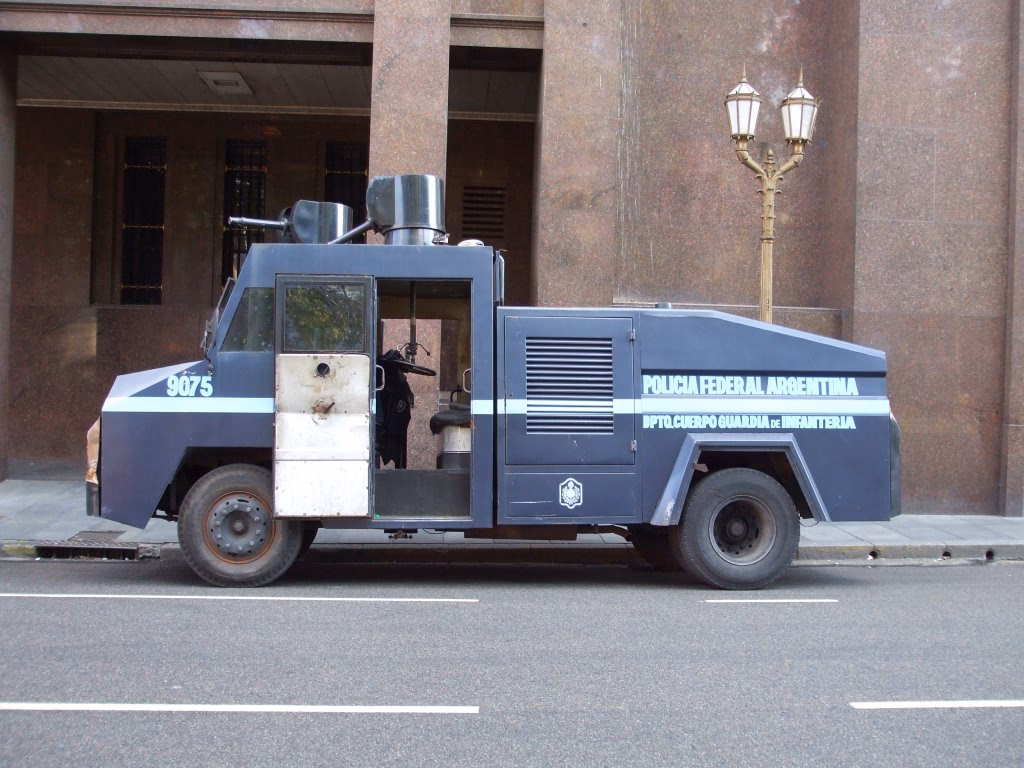¿Cuál fue el primer ataque de los policías a bordo de camionetas?