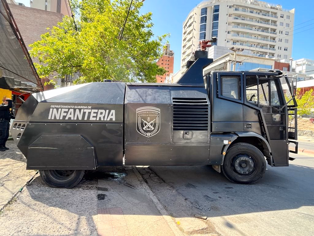 ¿Cuántas personas fueron detenidas en camionetas de la policía?