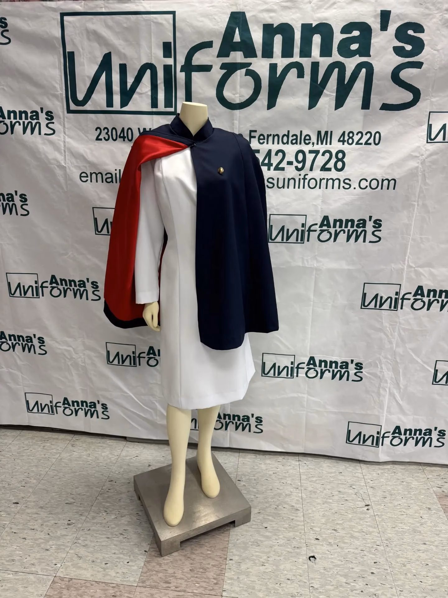 ¿Qué significa el color oscuro de la capa de enfermería?