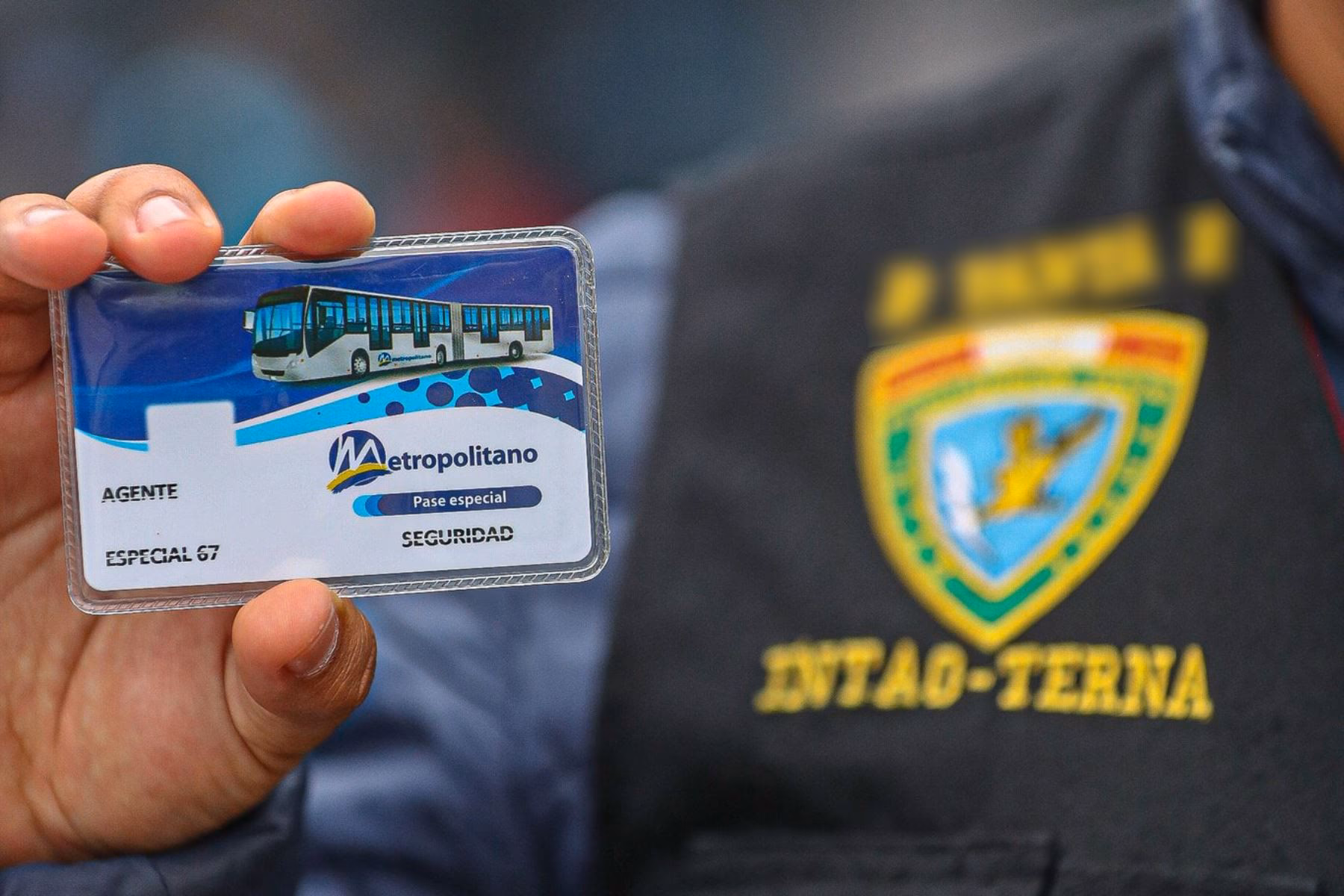 ¿Dónde puedo tramitar mi tarjeta de pase libre?