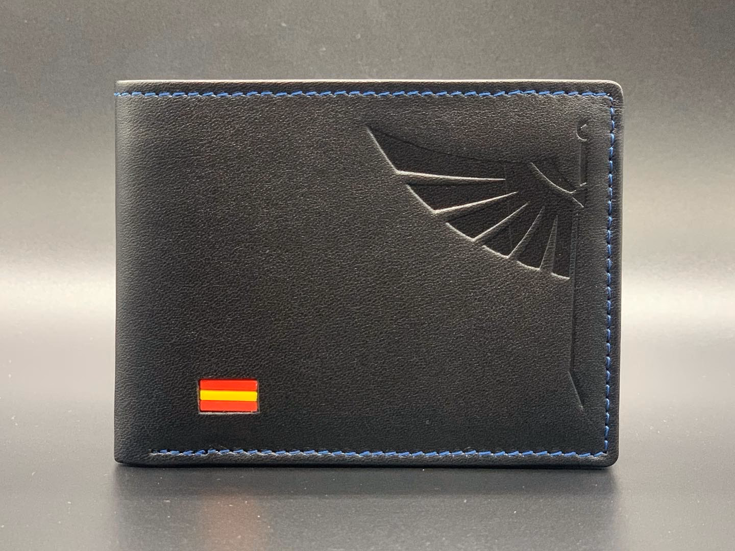 ¿Cuántas tarjetas de policía hay en la cartera de piel?