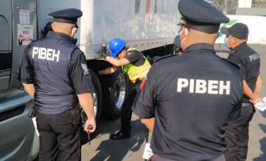 ¿Por qué se queda con la pequeña de la Policía Bancaria e industrial?