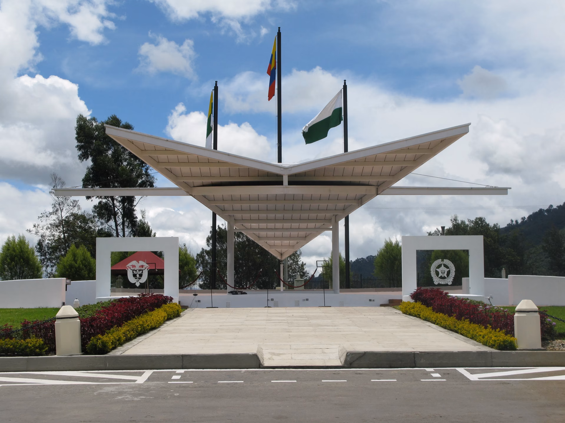 ¿Cuáles son los derechos de los cementerios públicos?