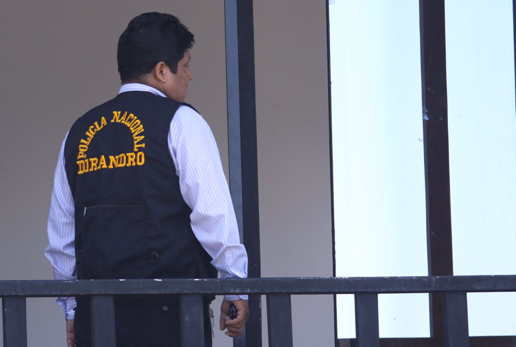 ¿Qué pasa con el personal policial en el aeropuerto de Puno?