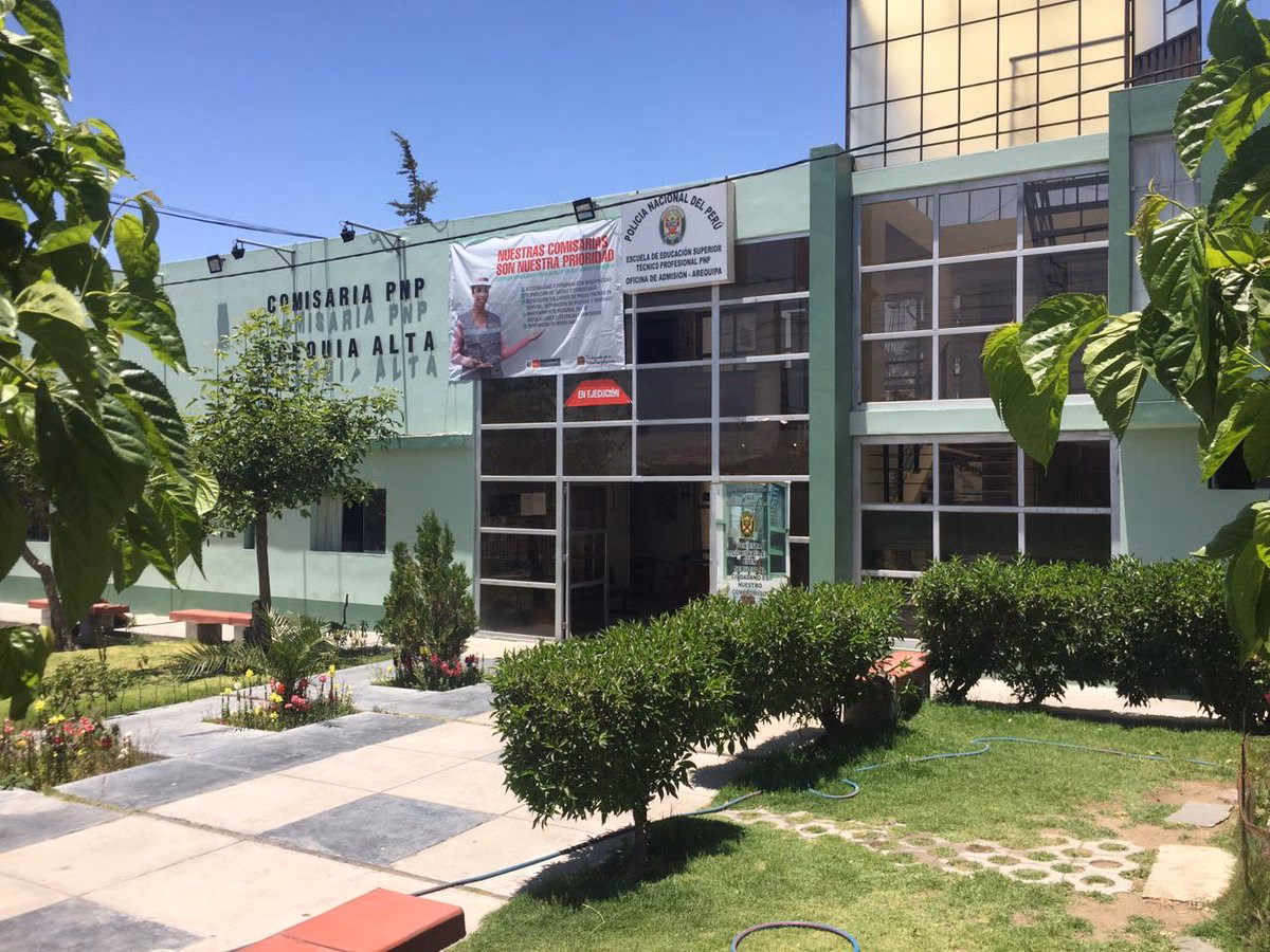 ¿Cómo se escogen los oficiales de la policía de Islas Cayman?