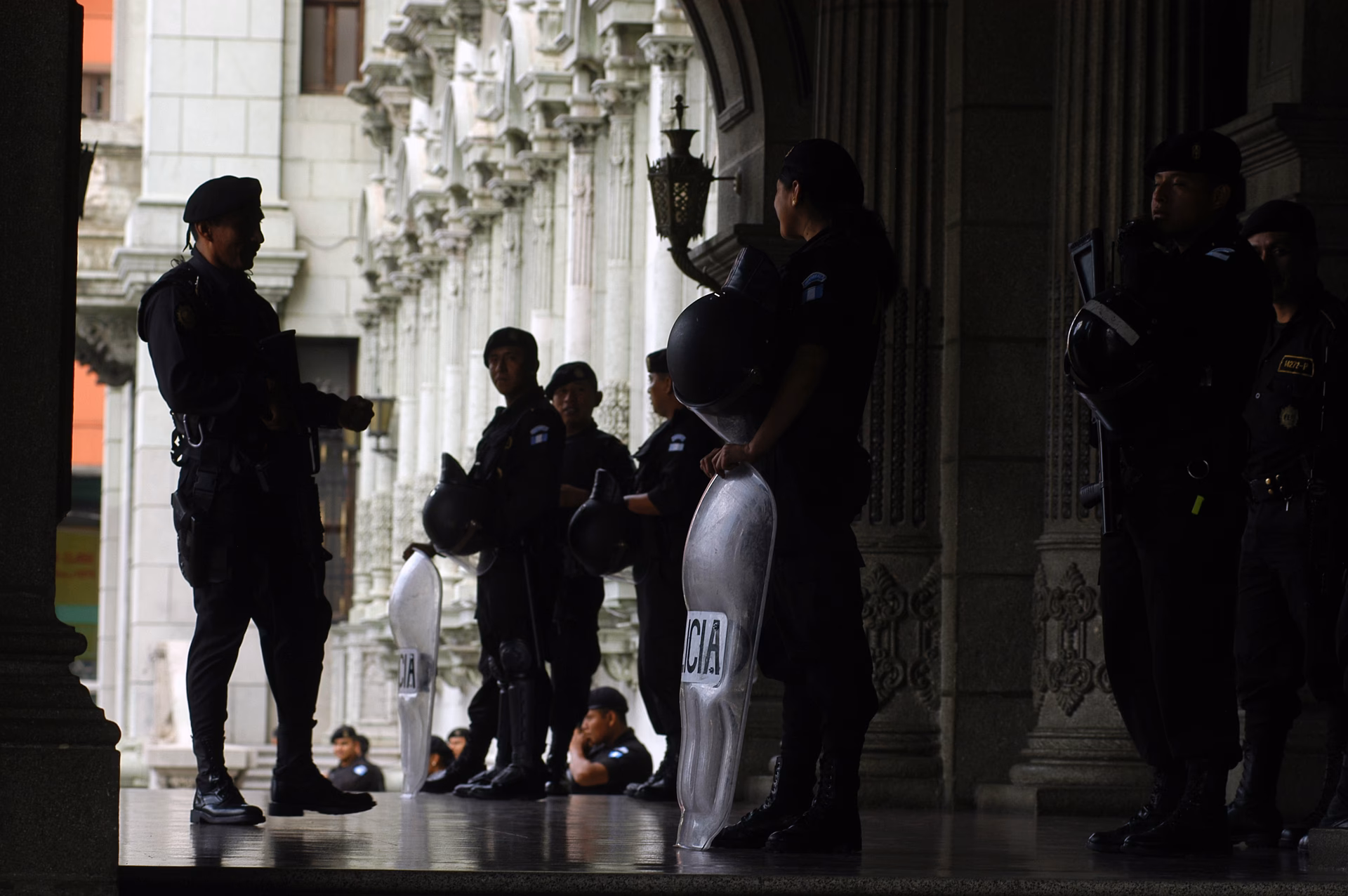 ¿Cómo afecta la intimidad personal a los hombres y mujeres de la Policía Nacional?
