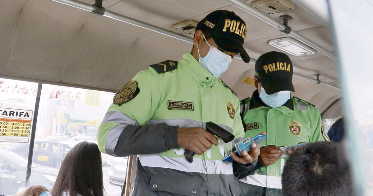 ¿Qué actos cometen los efectivos policiales al pedir el DNI?