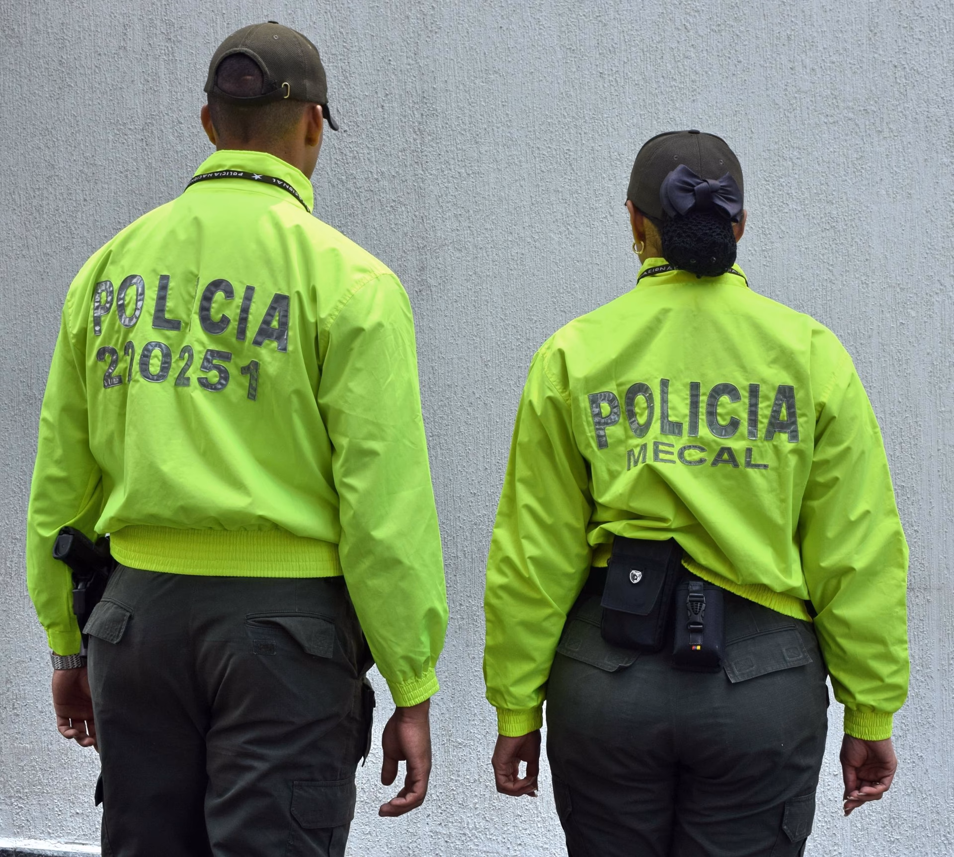 ¿Cuáles son los derechos de los policías en situación de servicio activo?