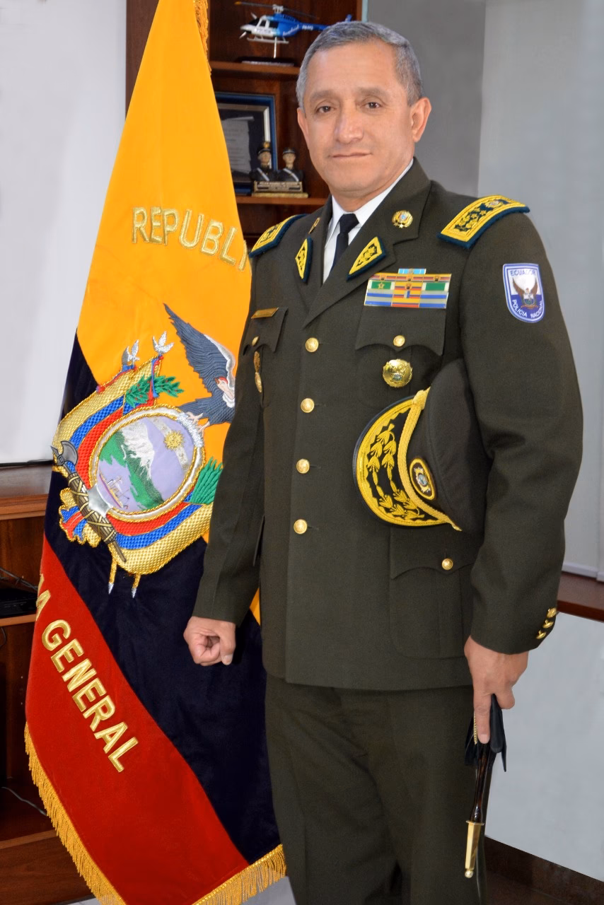 ¿Qué sucede si el comandante general de la Policía Nacional del Perú recae sobre un oficial general menos antiguo?