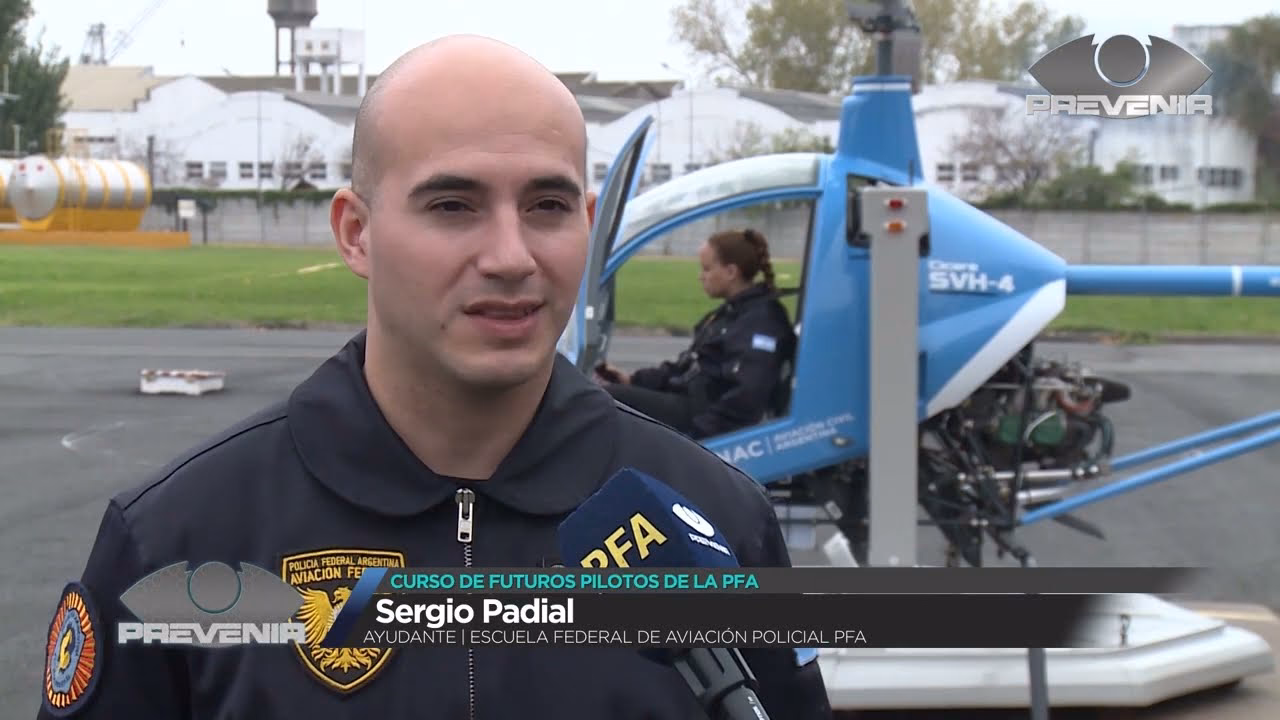¿Cuántas horas de instrucción se necesitan para realizar vuelos en helicóptero?