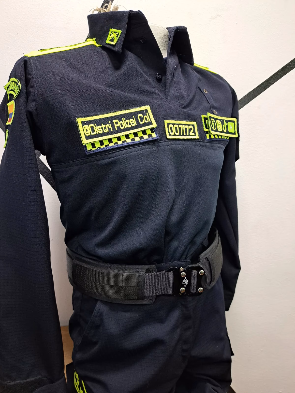 ¿Cuánto cuesta la compra de uniformes para la Policía Nacional?
