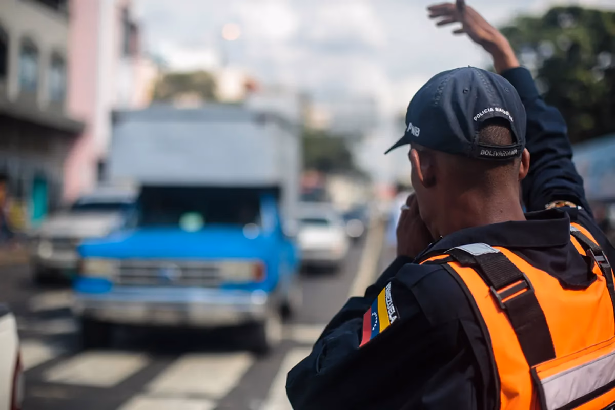 ¿Cuándo un policía de tránsito está cubriendo servicio?
