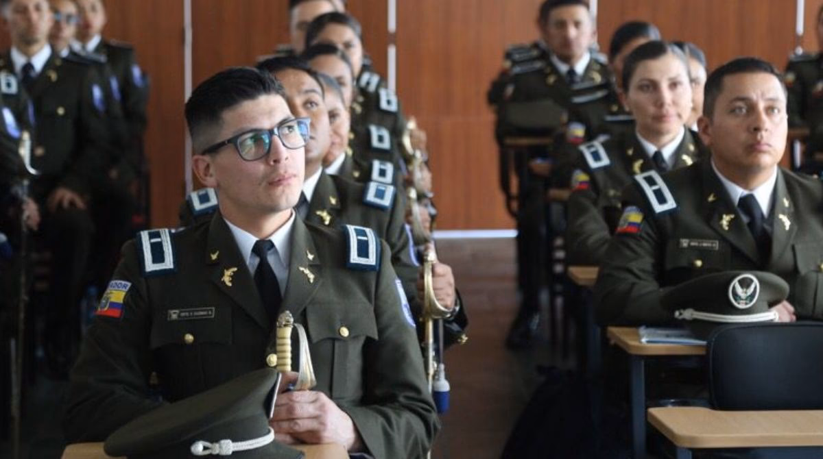 ¿Qué es el llamamiento de la Policía Nacional del Ecuador para policías de línea y clases del proceso?