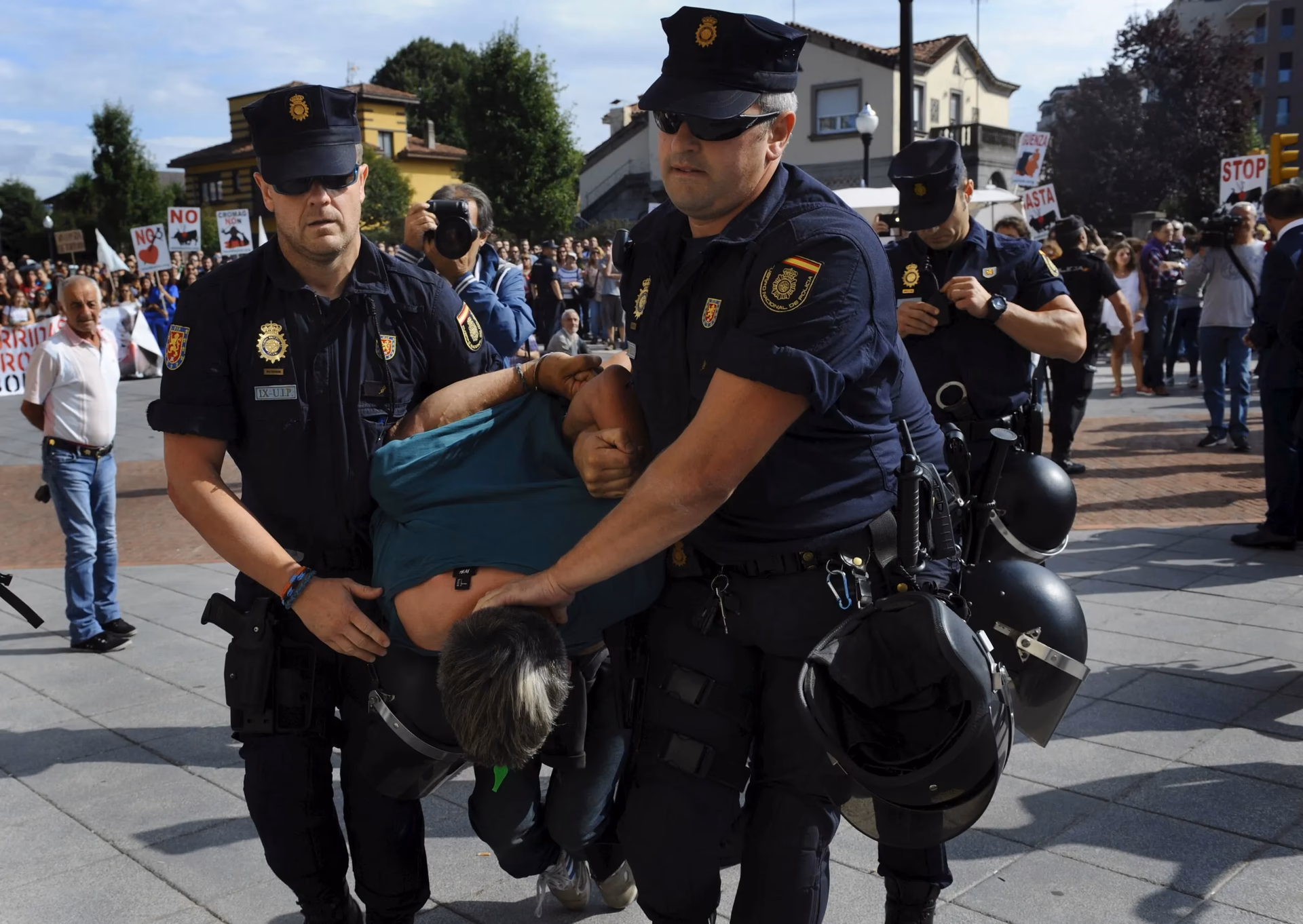 ¿Cuáles son los derechos de una persona a no declarar?