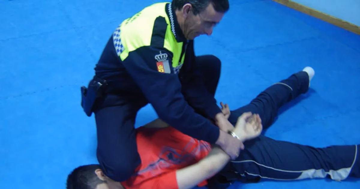 ¿Cuáles son los apuntes para la materia defensa personal policial?