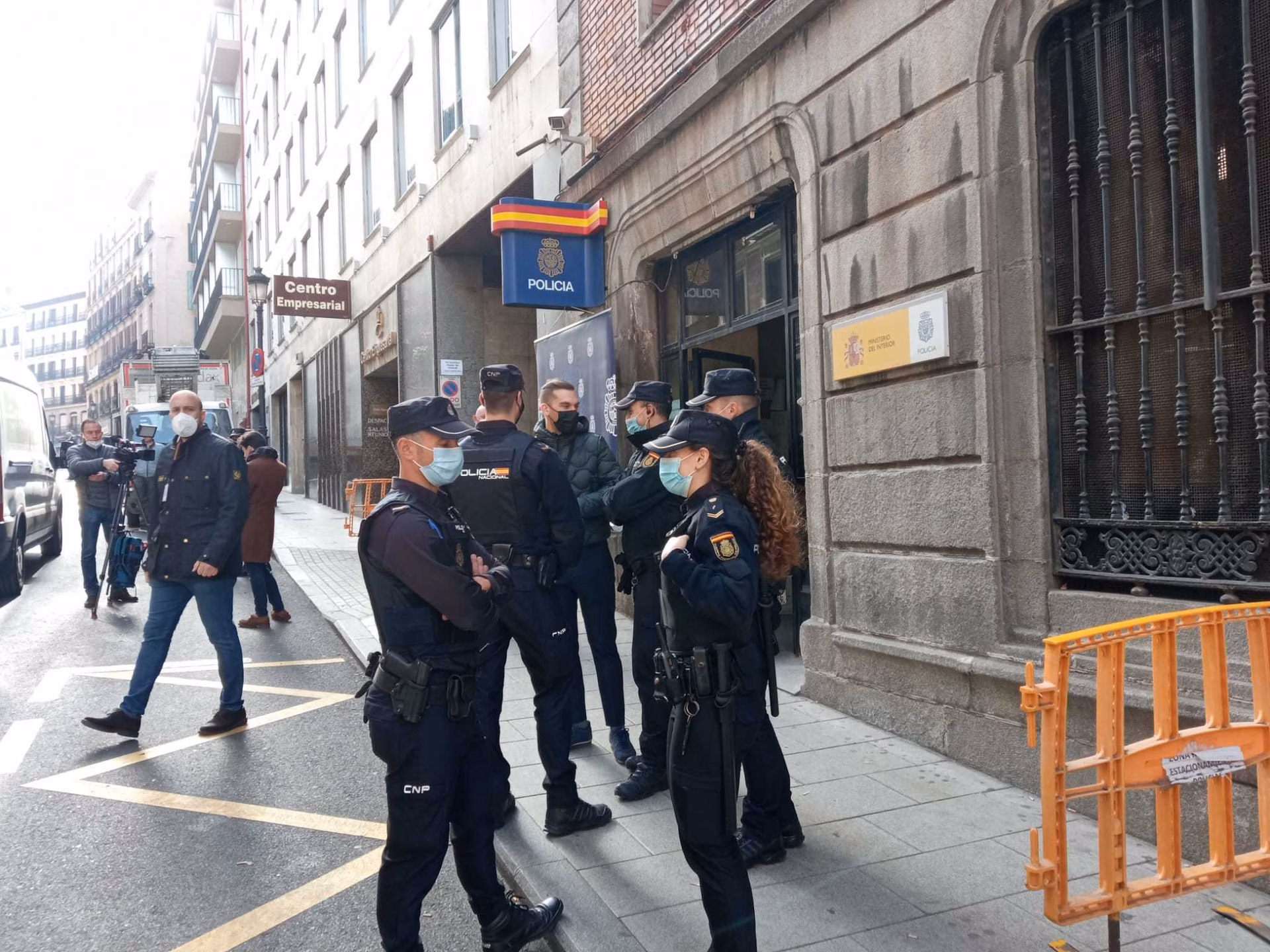 ¿Qué debe hacer un policía de la dependencia?