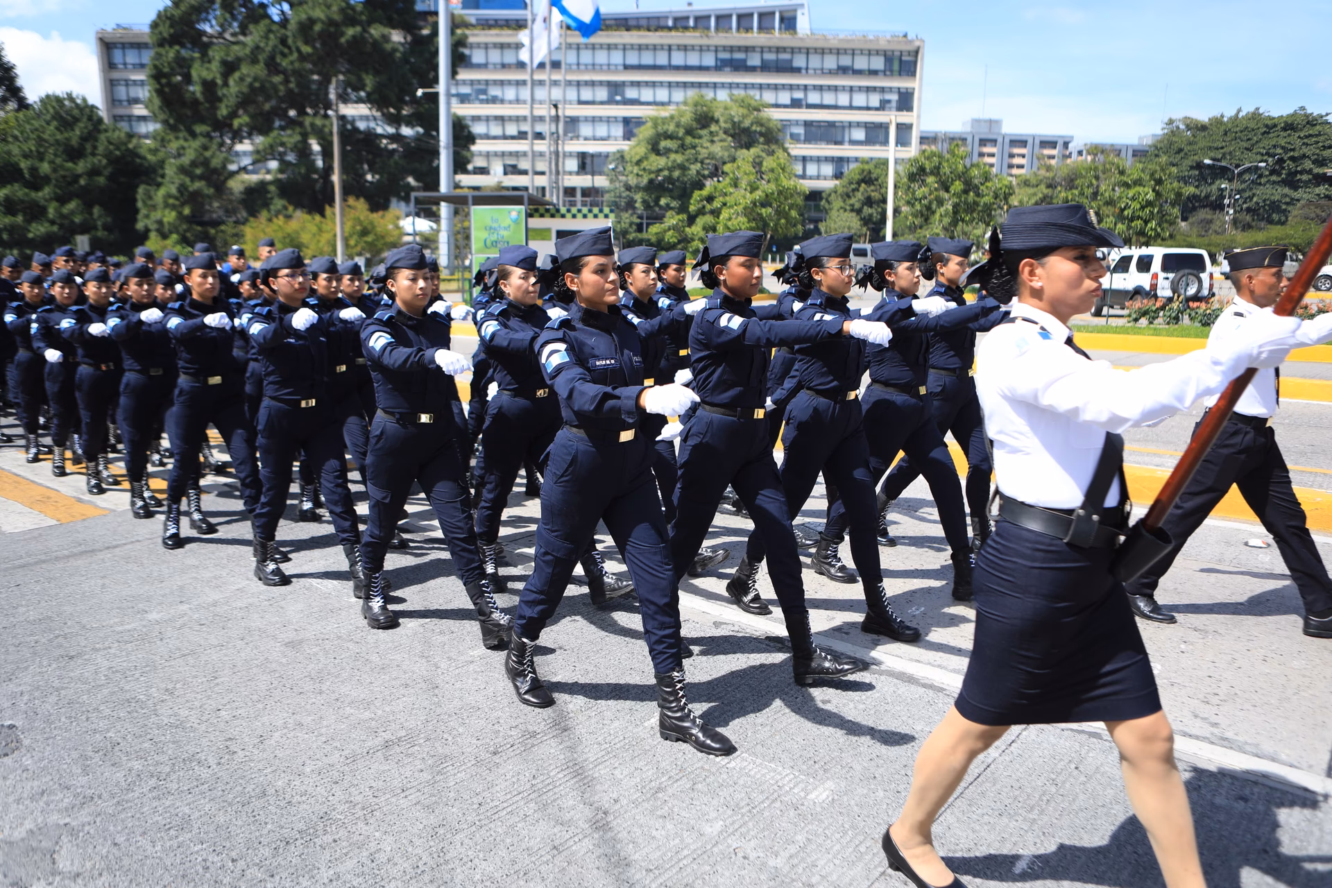¿Cuáles son los hitos que se producen en el desfile de la policía de Investigaciones?