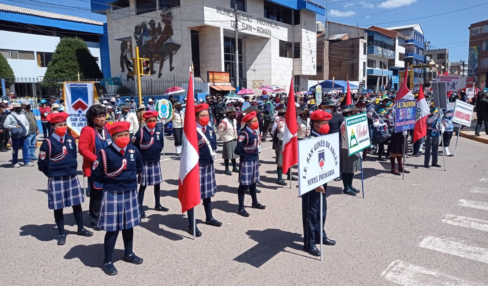 ¿Cuál es el horario del desfile militar y policial?