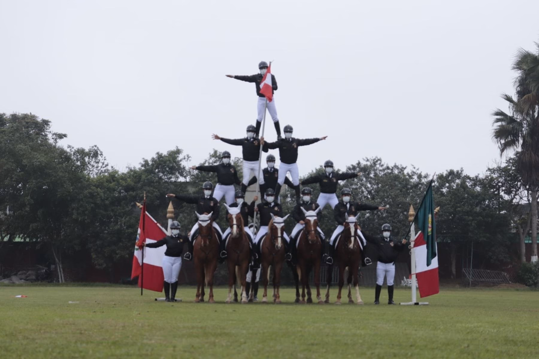 ¿Quién visitó el cuerpo de Policía Montada?