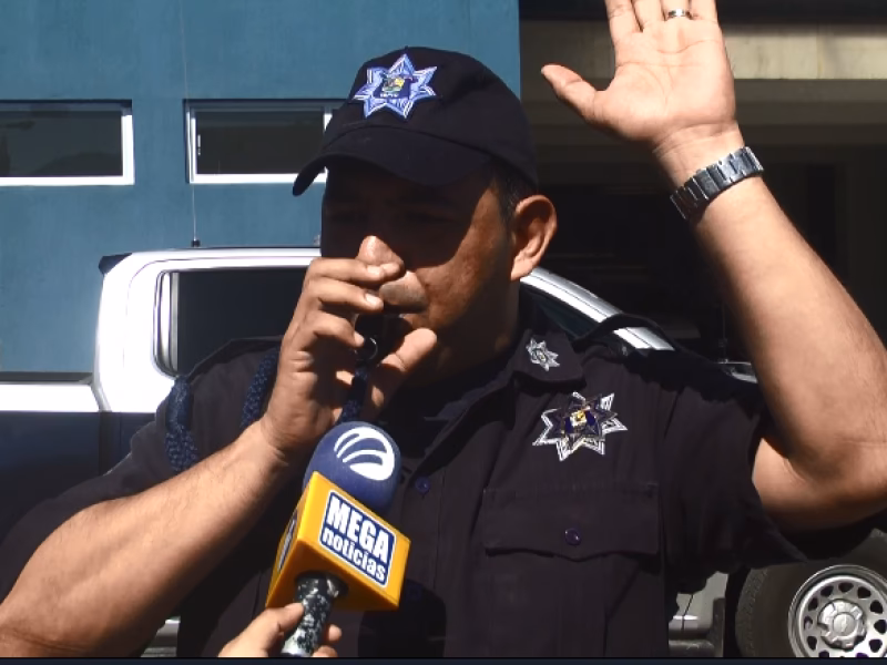 ¿Qué indica un agente de tránsito cuando hace un toque corto con su silbato?