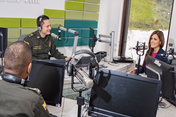 ¿Cuándo se crearon las emisoras de la Policía Nacional de Colombia?