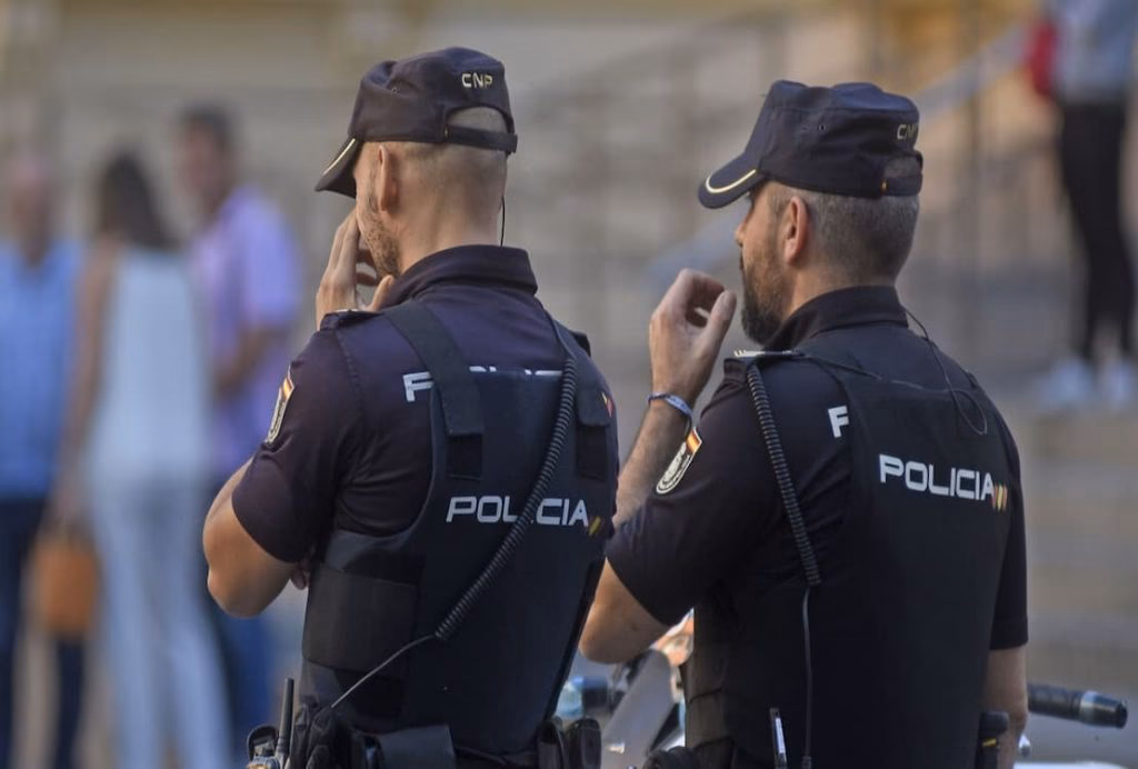 ¿Cuál es el requisito de edad para entrar a la Policía Nacional?