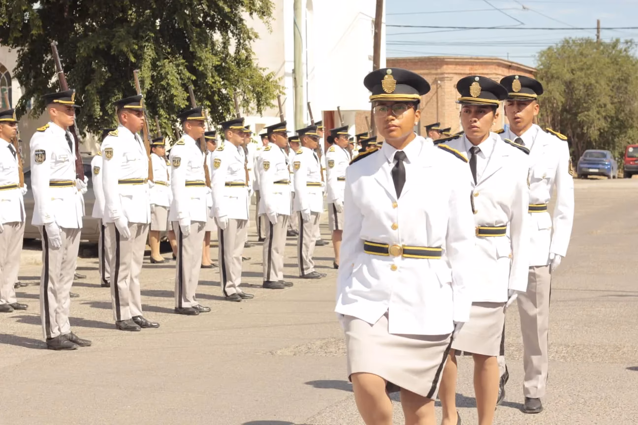 ¿Quién es el compositor del himno de la Escuela de Cadetes de policía?