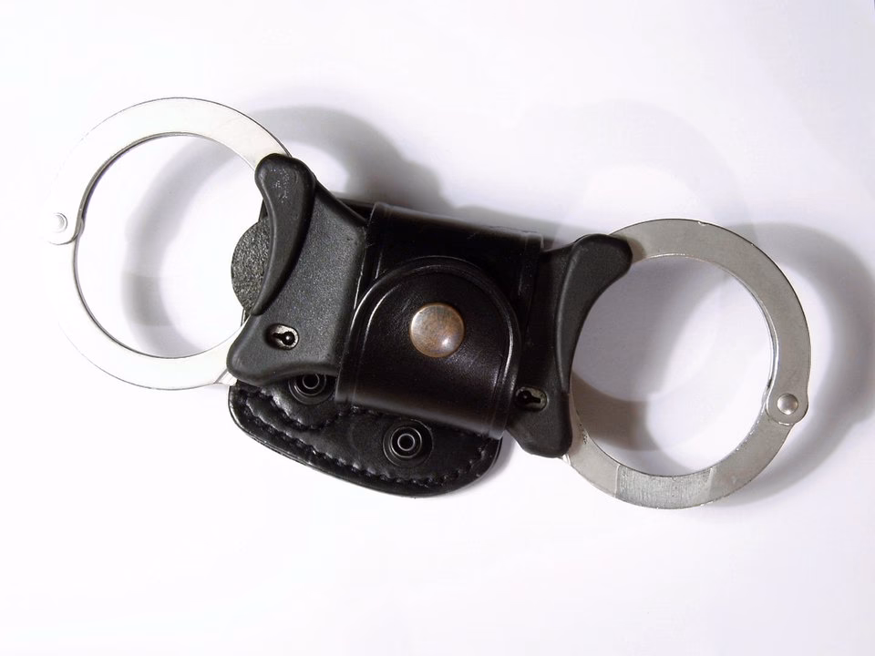 ¿Qué debe informar el policía a la persona esposada?