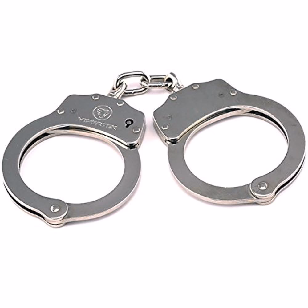 ¿Qué debe informar el policía a la persona esposada?