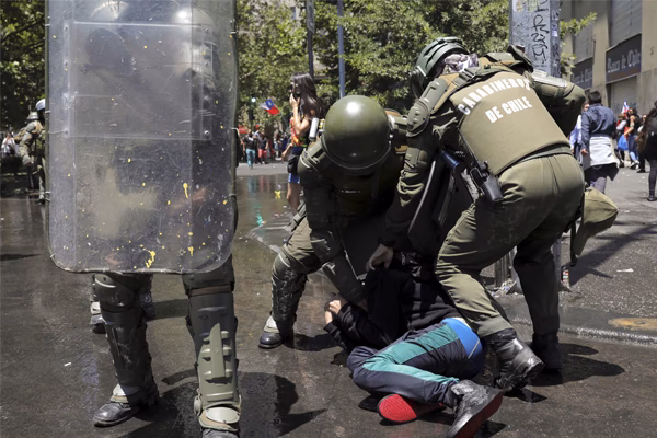 ¿Qué protocolo siguen los antidisturbios ante protestas violentas?