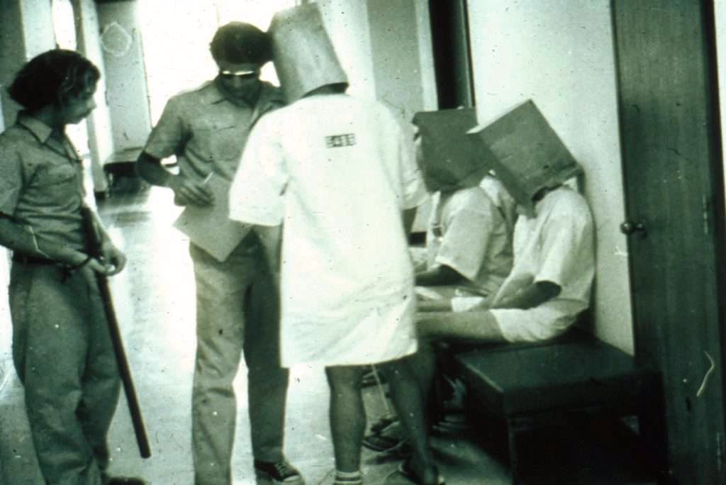 ¿Por qué los psicólogos les dieron anteojos espejados a los presos?