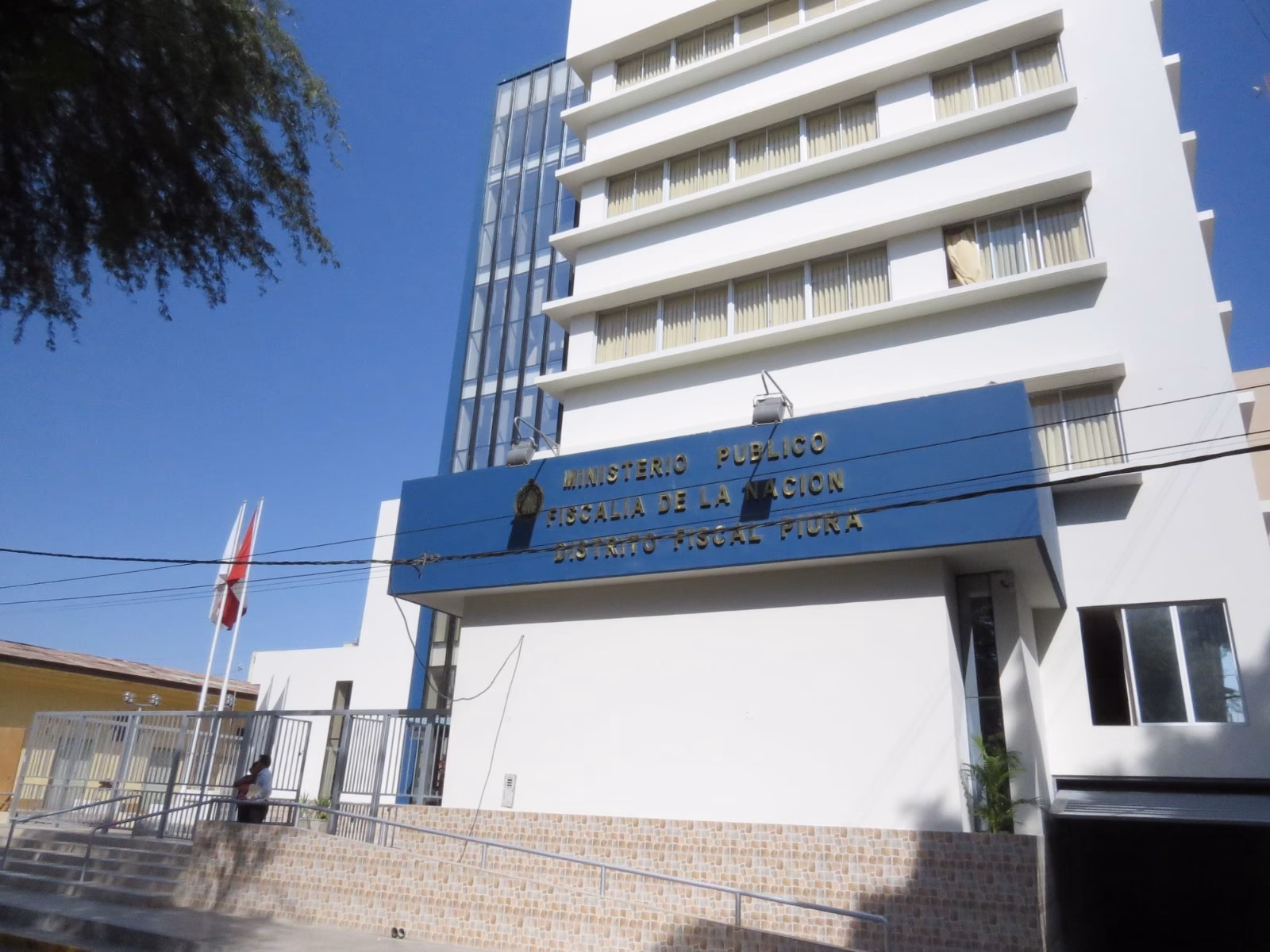 ¿Cuántos efectivos policiales y fiscales se movilizaron en los inmuebles de Piura?