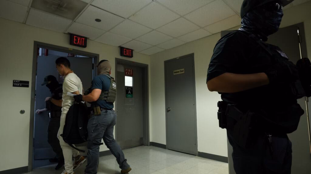 ¿Qué le pasó a un hombre detenido por oficiales de la policía en Monterrey?