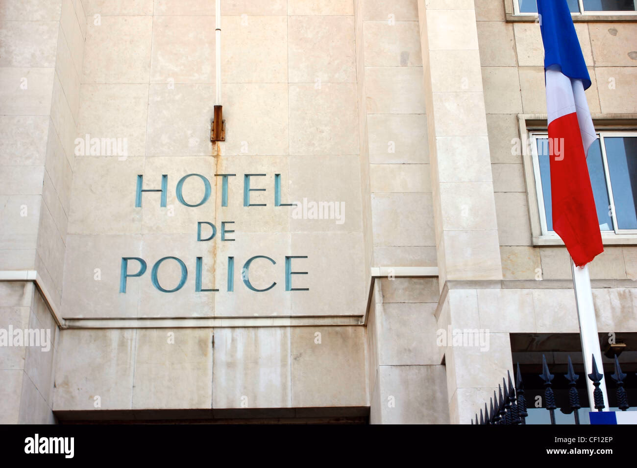 ¿Qué le pasó a los policías en el cuarto del hotel?