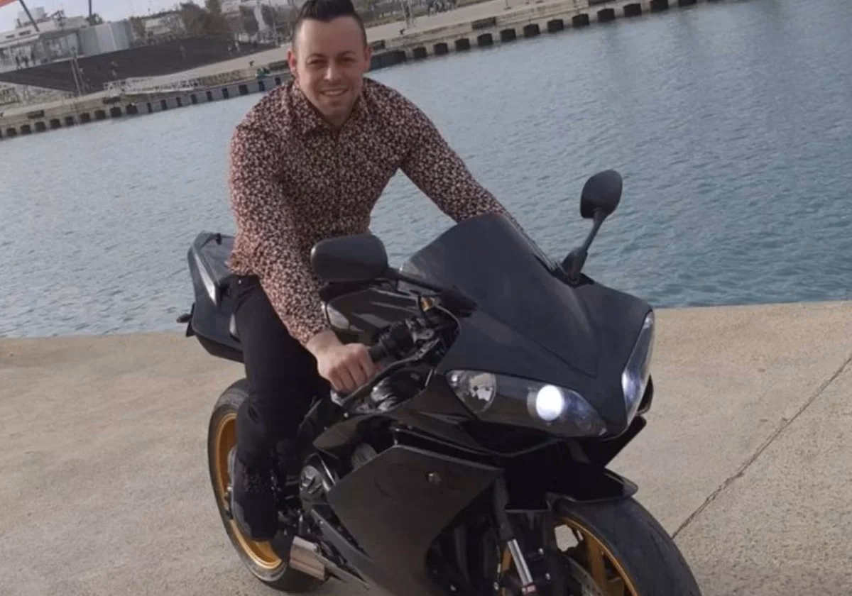 ¿Por qué el joven policía perdió el control de su motocicleta?