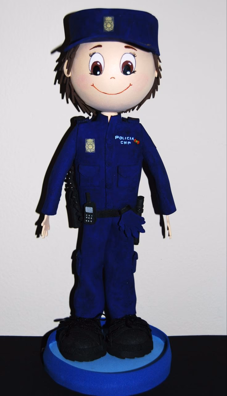 ¿Cuántas escalas tiene la muñeca de policía?