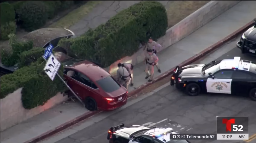 ¿Cuántos vehículos se vieron involucrados en la persecución policial?