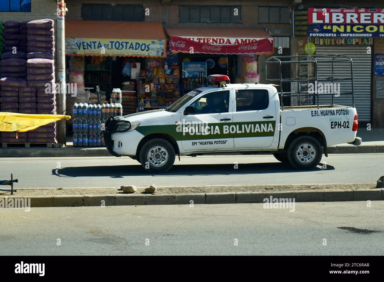 ¿Cuál es la labor encomendada a la Policía Boliviana?