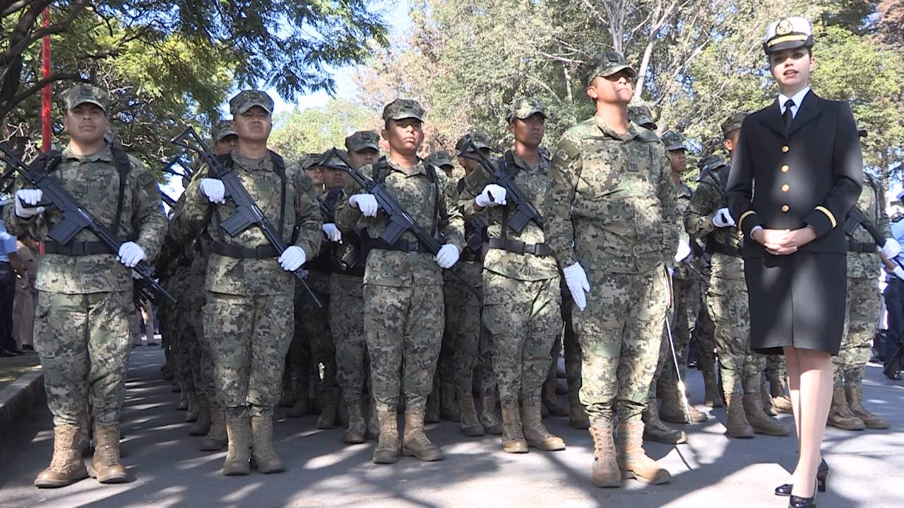 ¿Dónde se encuentra el joven de la Marina y la policía?