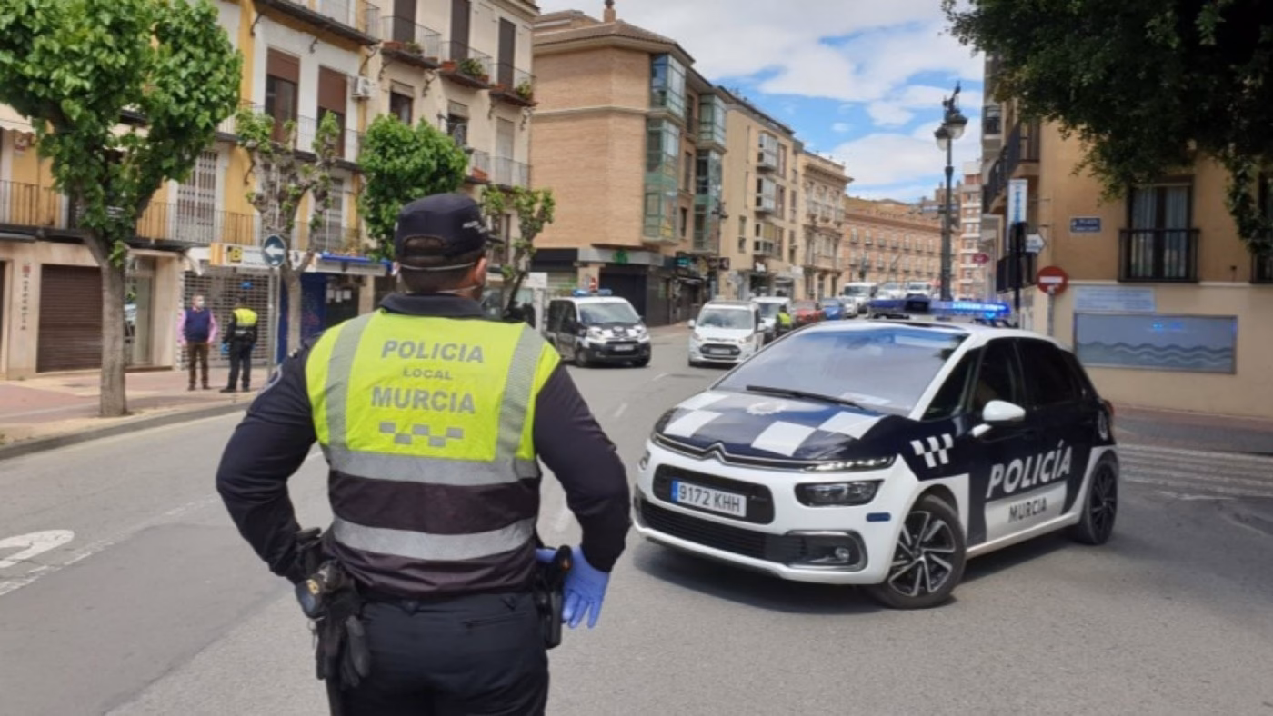 ¿Cuáles son los horarios de atención de las comisarías de policía local en Murcia?
